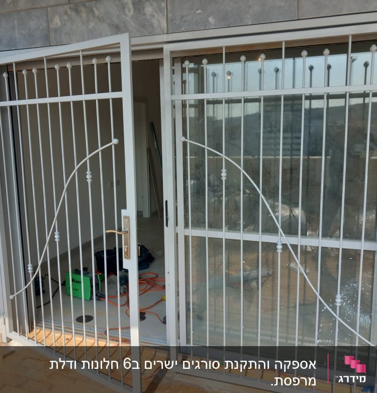 דלת מתכת עם סורגים מעוצבים וידית זהב